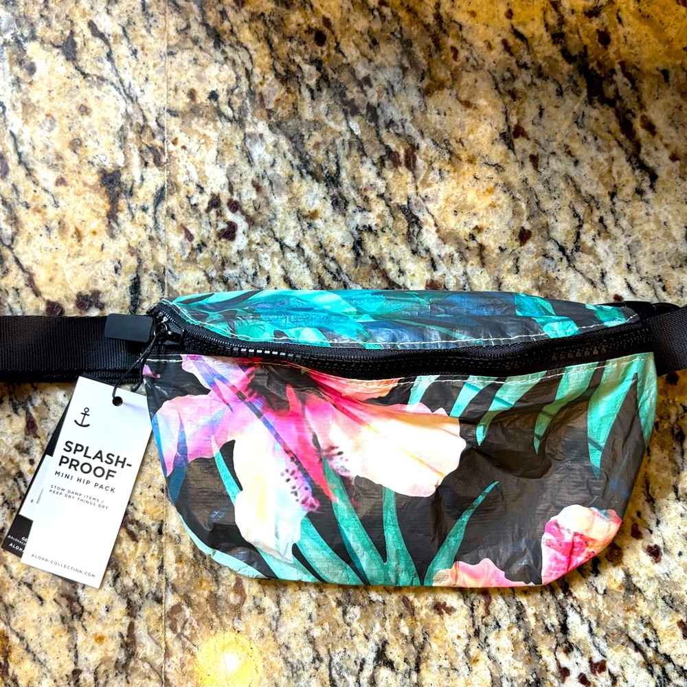 ALOHA COLLECTION
Mini Hip Pack - With Love from Paradise - Hibiscus Palm